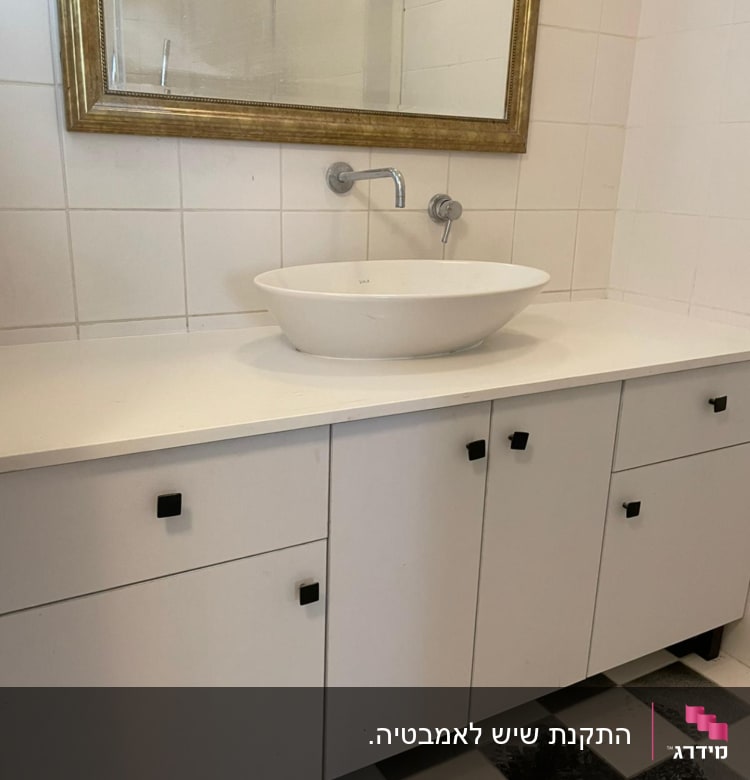 משטח שיש לבן עם כיור עגול בחדר אמבטיה